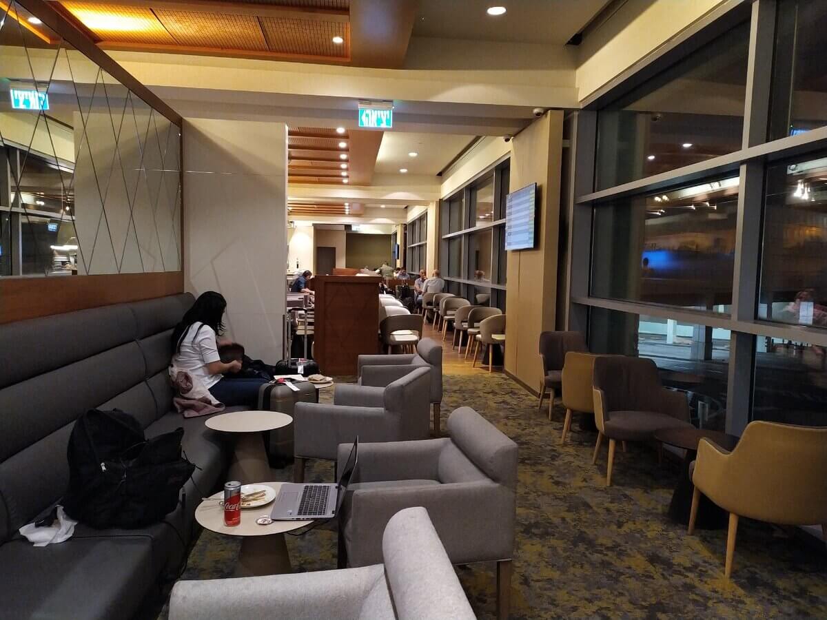 Passengers relaxing in a modern and comfortable VIP airport lounge at Istanbul Airport, using the exclusive lounge access service.
